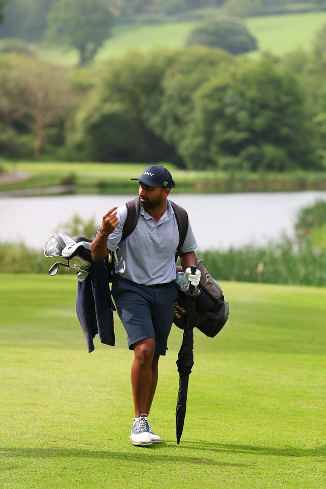 Yadhu Urs walking the course carrying his bag