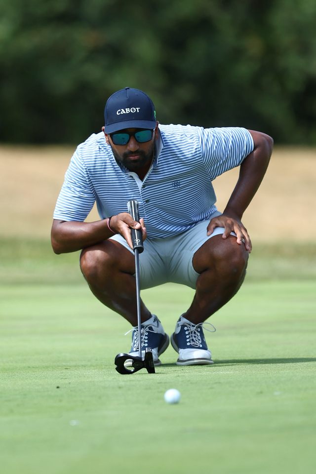 Yadhu Urs reading the line of a putt